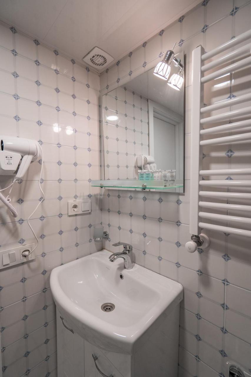 Mini Hotel On Aghmashenebeli Ave ティビリシ エクステリア 写真